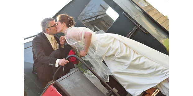 Hochzeitsfotos - Art des Shootings: Prewedding Shooting - Vettweiß - Hochzeitsfoto von Christopher Kühn - Kühn Fotografie
https://www.kuehnfotografie.de - Kühn Fotografie
