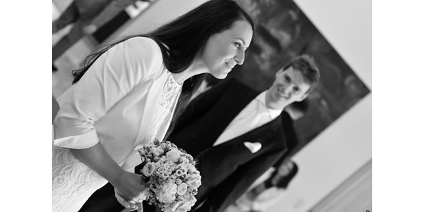 Hochzeitsfotos - Art des Shootings: Portrait Hochzeitsshooting - PLZ 53123 (Deutschland) - Hochzeitsfoto von Christopher Kühn - Kühn Fotografie
https://www.kuehnfotografie.de - Kühn Fotografie