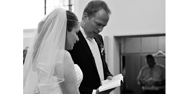 Hochzeitsfotos - Copyright und Rechte: Bilder privat nutzbar - Ratingen - Hochzeitsfoto von Christopher Kühn - Kühn Fotografie
https://www.kuehnfotografie.de - Kühn Fotografie