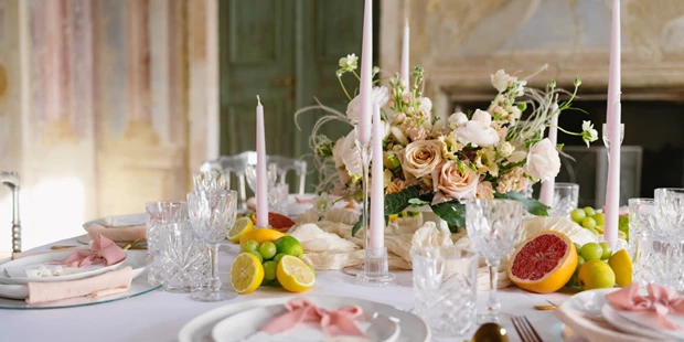 Hochzeitsfotos - Copyright und Rechte: Bilder privat nutzbar - Sankt Florian (Sankt Florian) - Hochzeitstafel elegant - Sandy Alonso Photography