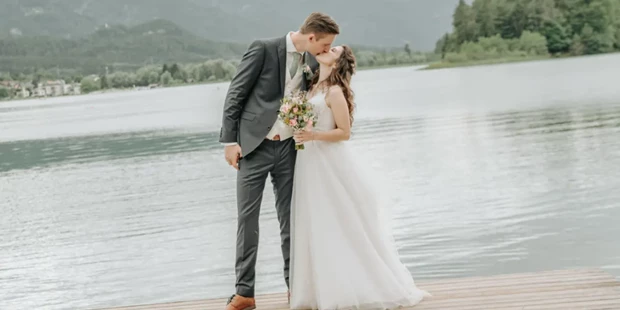 Hochzeitsfotos - Copyright und Rechte: Bilder auf Social Media erlaubt - PLZ 9863 (Österreich) - Brautpaar am Faaker See - Melanie Timm
