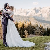 Hochzeitsfotograf - Brautpaar vor Bergpanorama - Facetten Fotografie