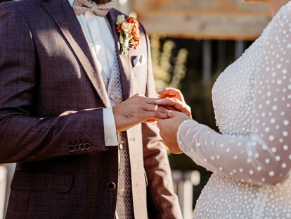 Hochzeitsfotos - Copyright und Rechte: Bilder auf Social Media erlaubt - Fürstenfeldbruck - Ringtausch - Facetten Fotografie