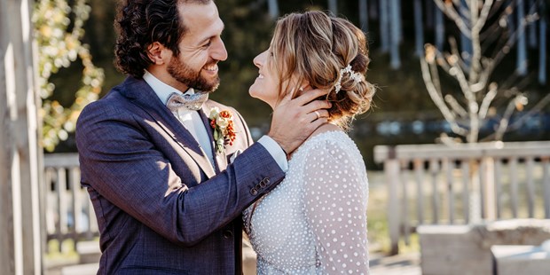 Hochzeitsfotos - Krondorf - freudestrahlendes Brautpaar - Facetten Fotografie