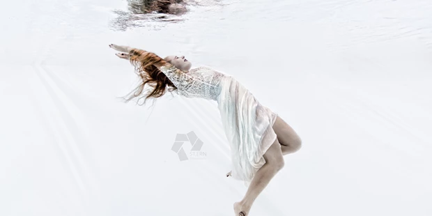 Hochzeitsfotos - Art des Shootings: Unterwassershooting - Wasserleben - Einzelshooting Braut - ST.ERN Photography
