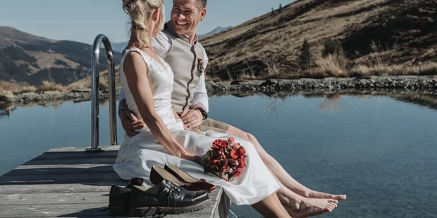 Hochzeitsfotos - Berufsfotograf - Dießen am Ammersee - Hochzeitspaar beim Paarshooting einer freien Trauung in Kitzbühel  - Sophia Eerden