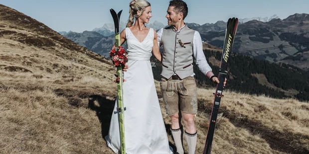 Hochzeitsfotos - Art des Shootings: Fotostory - Niederhaus - Hochzeitspaar beim Paarshooting einer freien Trauung in Kitzbühel  - Sophia Eerden