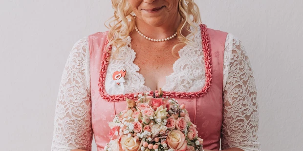Hochzeitsfotos - Art des Shootings: Portrait Hochzeitsshooting - Kochel am See - Braut und ihr Brautstrauß beim Paarshooting in Kitzbühel - Sophia Eerden