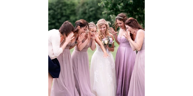 Hochzeitsfotos - Art des Shootings: Trash your Dress - Strögen - Eine Braut umringt von ihren Brautjungfern - Timescape by Malina - Erinnerungen für die Ewigkeit