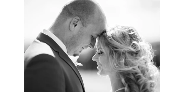 Hochzeitsfotos - zweite Kamera - Allentsteig - Das Brautpaar, Stirn an Stirn, dem Moment genießend - Timescape by Malina - Erinnerungen für die Ewigkeit