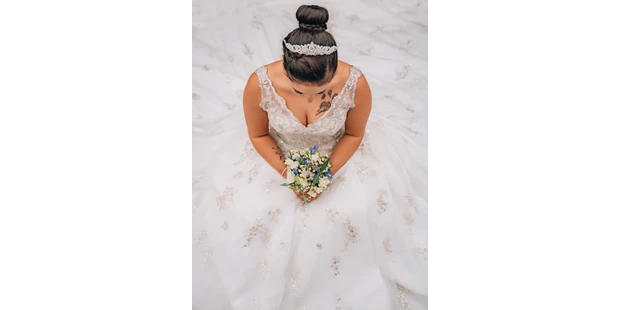 Hochzeitsfotos - Sankt Florian (Sankt Florian) - Eine Braut, von oben runterfotografiert, am Boden sitzend, umringt von ihrem Brautkleid - Timescape by Malina - Erinnerungen für die Ewigkeit