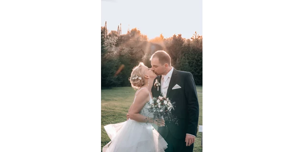 Hochzeitsfotos - Videografie buchbar - Wiener Neustadt - Ein Brautpaar, küssend zum Sonnenuntergang - Timescape by Malina - Erinnerungen für die Ewigkeit