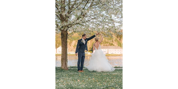 Hochzeitsfotos - Fotostudio - Elsarn im Straßertal - Ein Brautpaar tanzt unter einem blühenden Kirschbaum - Timescape by Malina - Erinnerungen für die Ewigkeit