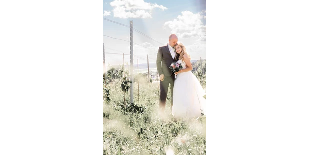 Hochzeitsfotos - Berufsfotograf - Winkling (Dietach) - Ein Brautpaar zwischen Weinreben - Timescape by Malina - Erinnerungen für die Ewigkeit