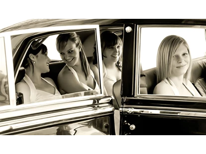 Hochzeitsfotos - Vier Brautjungfern sitzen im Brautauto, ein wunderschöner Rolls Royce. - August Lechner