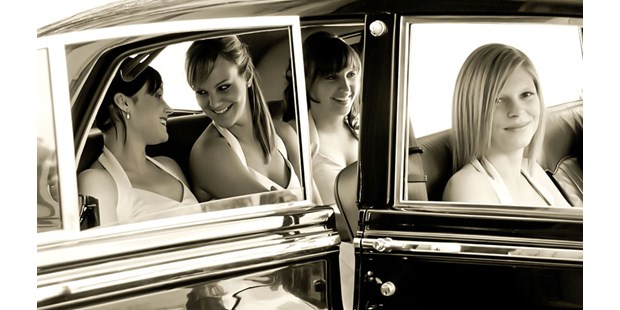 Hochzeitsfotos - Vier Brautjungfern sitzen im Brautauto, ein wunderschöner Rolls Royce. - August Lechner