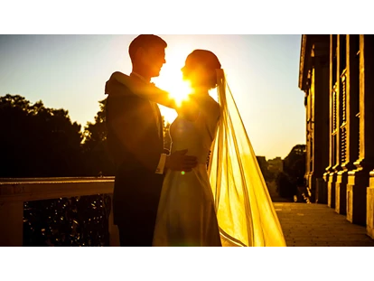Hochzeitsfotos - Fotobox mit Zubehör - Seebarn - Brautpaar im Sonnenuntergang. Schloß Schönbrunn in Wien. - August Lechner