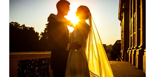 Hochzeitsfotos - Brautpaar im Sonnenuntergang. Schloß Schönbrunn in Wien. - August Lechner
