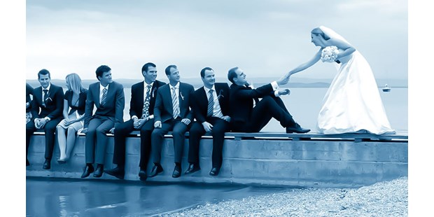 Hochzeitsfotos - Art des Shootings: Portrait Hochzeitsshooting - Braut und Bräutigam mit Freunden am Neusiedlersee. - August Lechner