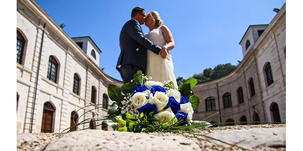 Hochzeitsfotos - Copyright und Rechte: Bilder frei verwendbar - Abensberg - Kissing bride - Tanja Wolf Fotografie