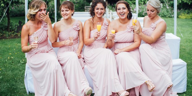 Hochzeitsfotos - Copyright und Rechte: Bilder auf Social Media erlaubt - Neißing - Brautjungfern - Katrin Solwold