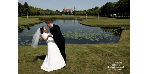 Hochzeitsfotos - Havelaue - Schwerin - Schlossgarten Fotoshooting mit Brautpaar - FOTO-PRESSE