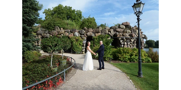 Hochzeitsfotos - Walsleben (Landkreis Ostprignitz-Ruppin) - Brautpaarshooting im Burggarten am Schloss Schwerin  - FOTO-PRESSE