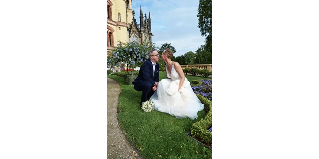 Hochzeitsfotos - Fotobox mit Zubehör - Molfsee - Brautpaar im Burggarten beim Fotoshooting - BALZEREK, REINHARD