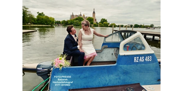Hochzeitsfotos - Fotobox mit Zubehör - Molfsee - Brautpaar am Schweriner See - BALZEREK, REINHARD