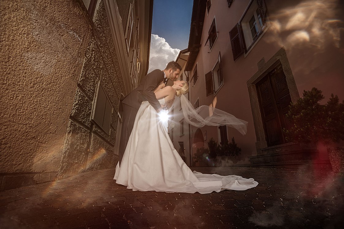 Hochzeitsfotograf: in einer Gasse in Kaltern / Südtirol - JB_PICTURES