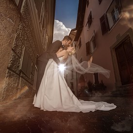 Hochzeitsfotograf: in einer Gasse in Kaltern / Südtirol - JB_PICTURES