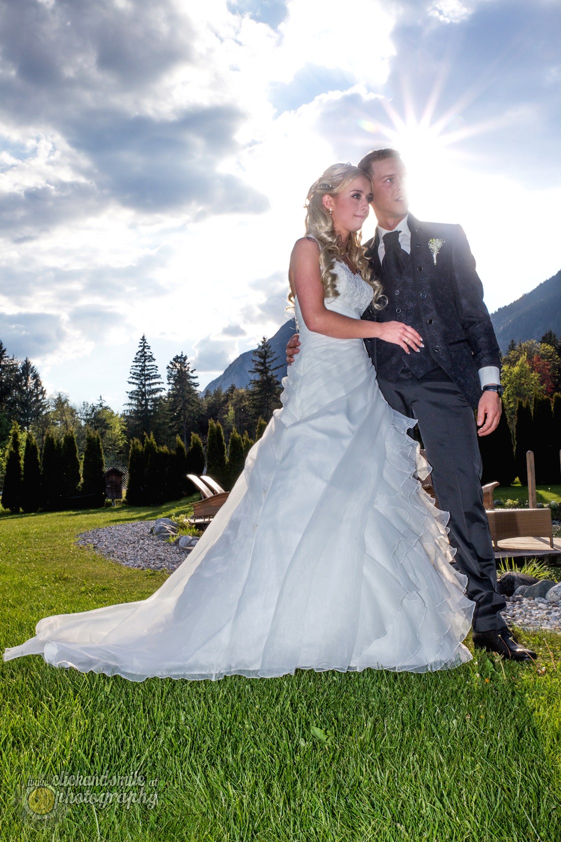 Hochzeitsfotograf: Brautpaarshooting mit Janine und Markus im Gnadenwalder Speckbacherhof bei Hall in Tirol - click & smile photography