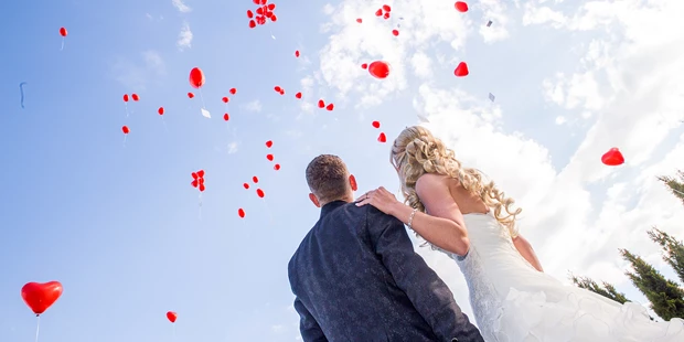Hochzeitsfotos - Schwaz - Ein oft gesehenes Spektakel bei Hochzeiten - Die Herzerlballone steigen für Janine und Markus im Gnadenwalder Speckbacherhof bei Hall in Tirol - click & smile photography
