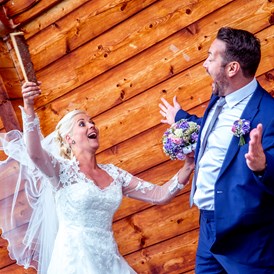 Hochzeitsfotograf: WHAAAAT - Auch bei Brautpaarhootings fliegen manchmal die Fetzen :D :D - click & smile photography