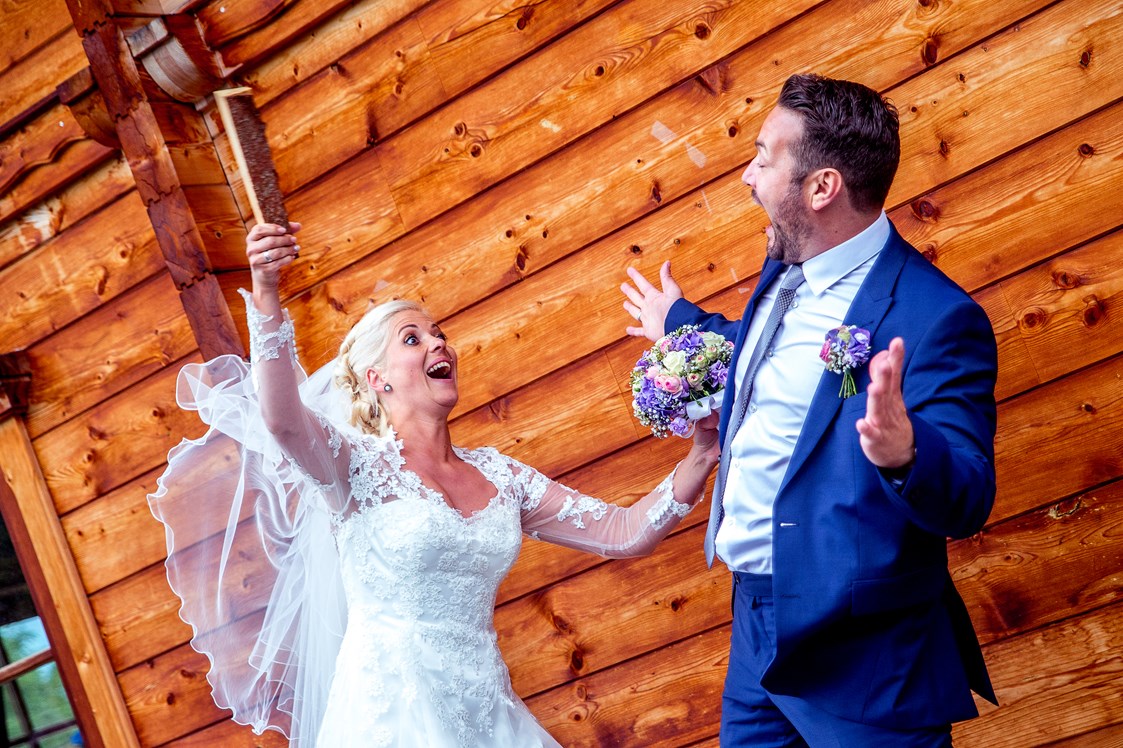Hochzeitsfotograf: WHAAAAT - Auch bei Brautpaarhootings fliegen manchmal die Fetzen :D :D - click & smile photography