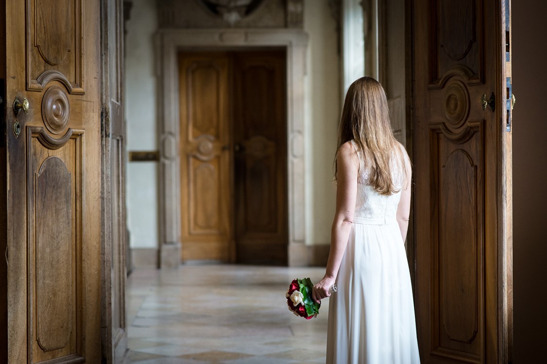 Hochzeitsfotograf: Warten auf den Bräutigam im Schloss Mirabell Salzburg - FOTO FLAUSEN - Andreas Brandl