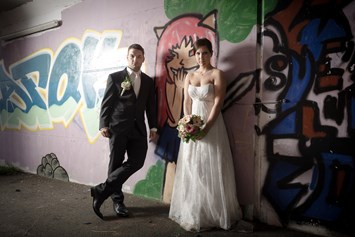 Hochzeitsfotograf: Coole Location in Unterfühtung mit Grafitti in Seekirchen - FOTO FLAUSEN - Andreas Brandl