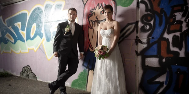 Hochzeitsfotos - Fotostudio - Wels (Wels) - Coole Location in Unterfühtung mit Grafitti in Seekirchen - FOTO FLAUSEN - Andreas Brandl