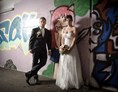 Hochzeitsfotograf: Coole Location in Unterfühtung mit Grafitti in Seekirchen - FOTO FLAUSEN - Andreas Brandl