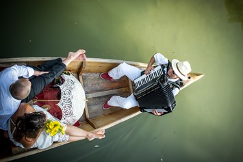 Hochzeitsfotograf: im Boot mit Musikant auf der Fischach in Seekirchen - FOTO FLAUSEN - Andreas Brandl