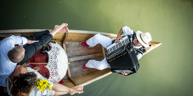 Hochzeitsfotos - Fotostudio - Wels (Wels) - im Boot mit Musikant auf der Fischach in Seekirchen - FOTO FLAUSEN - Andreas Brandl