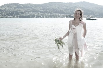 Hochzeitsfotograf: Braut im Wörthersee in Kärnten - FOTO FLAUSEN - Andreas Brandl