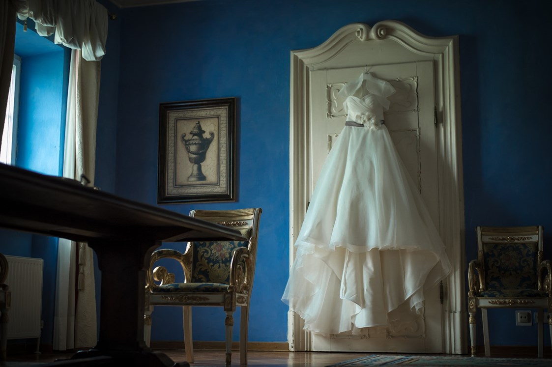 Hochzeitsfotograf: Brautkleid im Fürstenzimmer vom Schlosshotel Iglhauser in Mattsee - FOTO FLAUSEN - Andreas Brandl