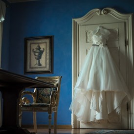 Hochzeitsfotograf: Brautkleid im Fürstenzimmer vom Schlosshotel Iglhauser in Mattsee - FOTO FLAUSEN - Andreas Brandl