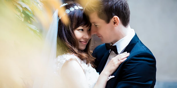Hochzeitsfotos - Art des Shootings: 360-Grad-Fotografie - Magdeburg - Eure Hochzeit ist voller magischer Augenblicke, die wir für euch festhalten möchten. Dieses Bild zeigt die tiefe Verbindung und die zärtlichen Momente, die euren besonderen Tag unvergesslich machen. Mit viel Feingefühl und einem Blick für das Wesentliche fangen wir die Emotionen und die Atmosphäre ein, die eure Liebe widerspiegeln. Lasst uns eure einzigartige Geschichte in ebenso einzigartigen Bildern erzählen. - Hochzeitsfotograf Berlin | H2N Wedding