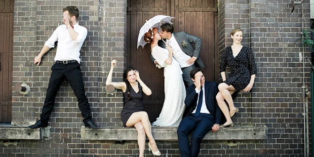 Hochzeitsfotos - Art des Shootings: 360-Grad-Fotografie - Magdeburg - Eure Hochzeit ist voller einzigartiger Momente, die wir für euch festhalten möchten. Dieses Bild zeigt die fröhliche und entspannte Atmosphäre eures großen Tages, umgeben von euren Liebsten. Mit einem Hauch von Humor und ungestellten Aufnahmen schaffen wir Erinnerungen, die eure Persönlichkeit und eure Liebe widerspiegeln. Lasst uns gemeinsam eure Geschichte in lebendigen und authentischen Bildern erzählen. - Hochzeitsfotograf Berlin | H2N Wedding