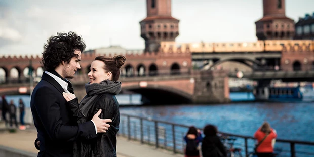 Hochzeitsfotos - Art des Shootings: 360-Grad-Fotografie - Magdeburg - Eure Hochzeit ist voller einzigartiger Momente, die wir für euch festhalten möchten. Dieses Bild zeigt ein verliebtes Paar vor der ikonischen Oberbaumbrücke in Berlin, eine Kulisse, die Charme und Romantik ausstrahlt. Solche stimmungsvollen und urbanen Aufnahmen machen eure Erinnerungen einzigartig und besonders. Mit viel Feingefühl und einem Blick für das Wesentliche schaffen wir authentische Bilder, die eure Liebe und Persönlichkeit widerspiegeln. Lasst uns gemeinsam eure Geschichte in lebendigen und unvergesslichen Bildern erzählen. - Hochzeitsfotograf Berlin | H2N Wedding