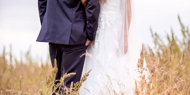 Hochzeitsfotos - Baden (Baden) - Als Hochzeitsfotograf lege ich großen Wert darauf, das Brautpaar in die natürliche Umgebung einzubinden. Ich liebe es, romantische Momente inmitten von Feldern, Wäldern oder Gärten festzuhalten, wo die Schönheit der Natur die Emotionen des Augenblicks perfekt unterstreicht. - Thomas Karolyi