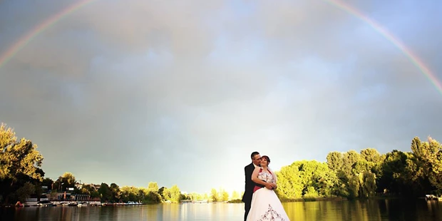 Hochzeitsfotos - Baden (Baden) - Das wahre Glück eines Hochzeitsfotografen liegt darin, die kleinen, unbeobachteten Momente einzufangen – denn darin zeigt sich die echte Magie des Tages. - Thomas Karolyi
