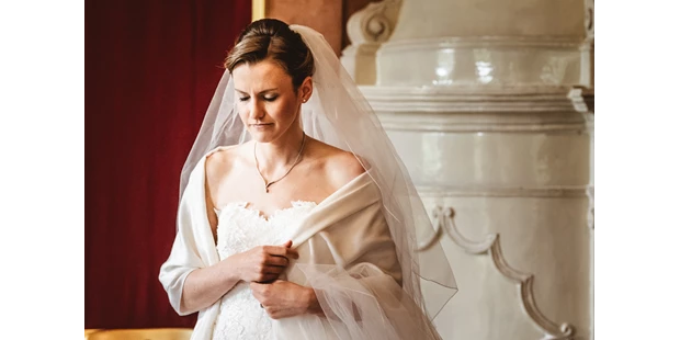 Hochzeitsfotos - Art des Shootings: Trash your Dress - Maria-Lanzendorf - Schloss Eckartsau - Die Anspannung ist spürbar - Uwe Rustenbeck Photography